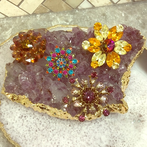 Jewelry - Set of 4 vintage brooches!